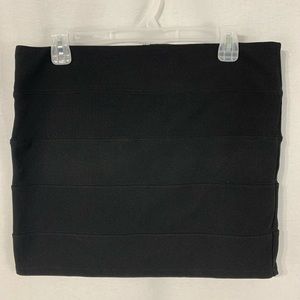 Women’s mini skirt. Black size large. Zip down